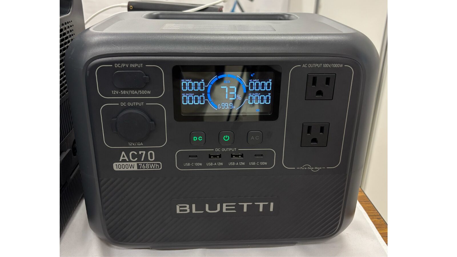 Bluetti AC70 正面画像